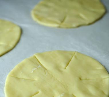 Ciasteczka na cieście francuskim z nadzieniem dyniowo-ziołowym [PRZEPIS]