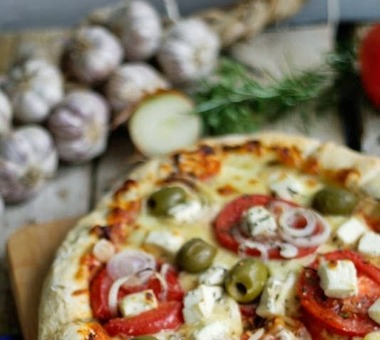 Pizza grecka z zawijanym serowym brzegiem [PRZEPIS]