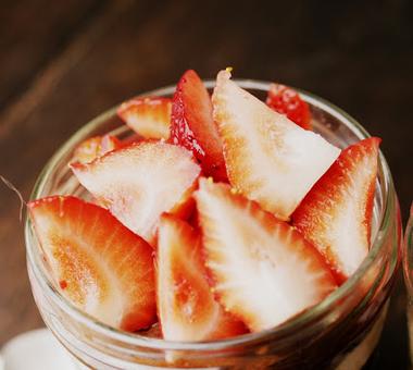 Deser waniliowo-czekoladowy z truskawkami [PRZEPIS]