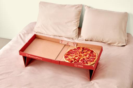Lubisz jeść pizzę w łóżku? Ten patent jest dla ciebie!