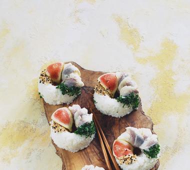 Oponki a'la sushi z marynowanym śledziem, figą i kawiorem balsamicznym! [PRZEPIS]