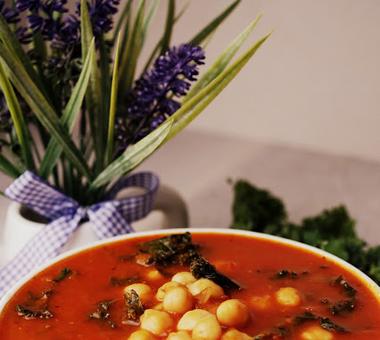 Zupa pomidorowa z cieciorką i jarmużem z dodatkiem harissy i miodu! [PRZEPIS]