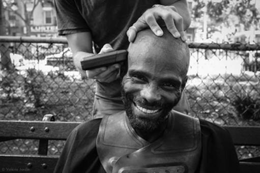 Ten fryzjer z Londynu spaceruje po mieście i... za darmo strzyże bezdomnych!