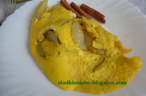 Gruszkowy omlet z miodem i cynamonową nutą, pyszne śniadanko [PRZEPIS]