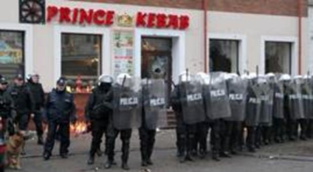 Policyjne posiłki z innych miast, rasistowskie hasła, zniszczone lokale z kebabami...