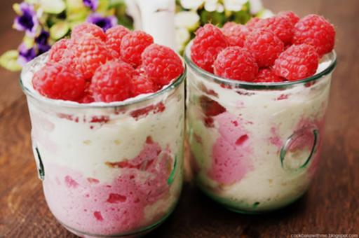 Lekki piankowy deser serowo-jogurtowy z malinami [PRZEPIS]