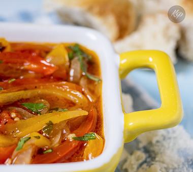 Peperonata – papryka z pomidorami i czosnkiem! [PRZEPIS]