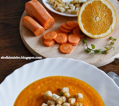 Zupa krem z marchwi i pomarańczy z grzankami [PRZEPIS]