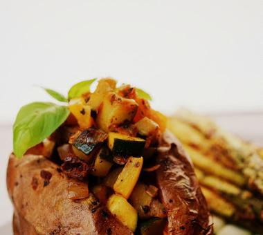 Pieczone bataty nadziewane warzywami podane z grillowanymi szparagami! [PRZEPIS]