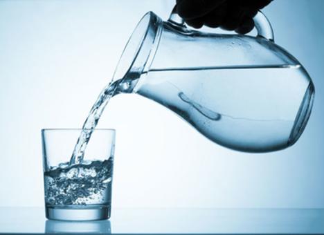 Szklanka wody przed jedzeniem