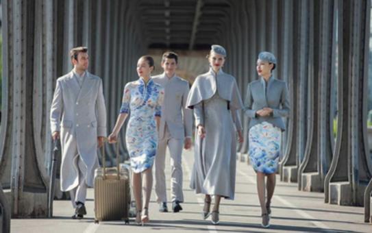 Oto jak wyglądają uniformy stewardess w prywatnych chińskich liniach lotniczych!