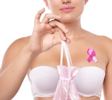 Profilaktyka raka piersi. Jak wykonać samodzielne badanie w domu?