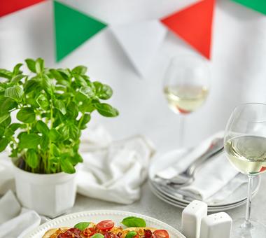 Pizza Italiano- z pomidorami i bazylią, mozzarellą oraz kwiatami z szynki parmeńskiej na kremowym sosie! [PRZEPIS]