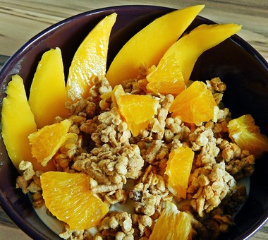 Granola z mango i pomarańczami idealna na śniadanie! [PRZEPIS]