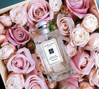 Jak zrobić domowym sposobem perfumy z płatków róż?