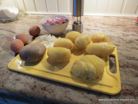 Ziemniaki z boczkiem i cebulą i jajko sadzone! [PRZEPIS]