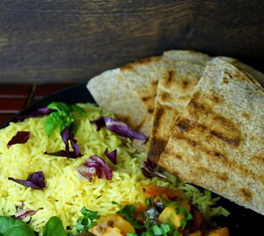 Ryż basmati z szafranem, warzywa w sosie curry i placuszki chapati z mąki pełnoziarnistej