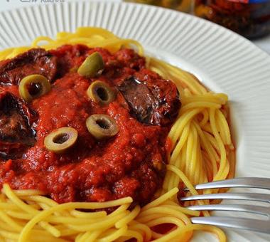 Spaghetti z sosem pomidorowym i oliwkami! [PRZEPIS]