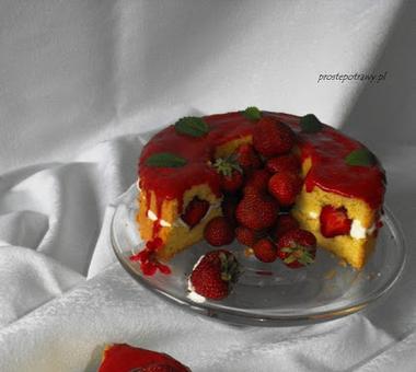 Ciasto biszkoptowe z truskawkami - wygląda przepięknie [PRZEPIS]