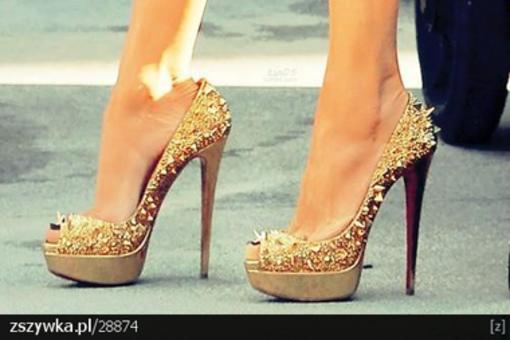10 najpiękniejszych złotych butów na wiosnę/lato!