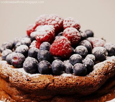 Czekoladowe ciasto truflowe bez mąki z owocami [PRZEPIS]