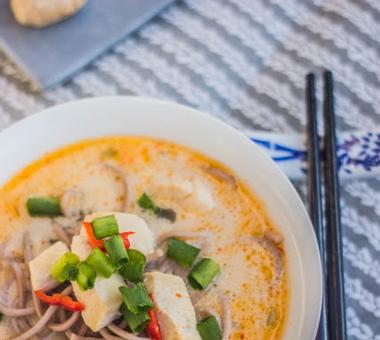 Tajska zupa z kurczakiem - aromatyczna i syta [PRZEPIS]