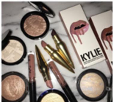 Kylie Jenner wypuszcza kolekcję przepięknych rozświetlaczy