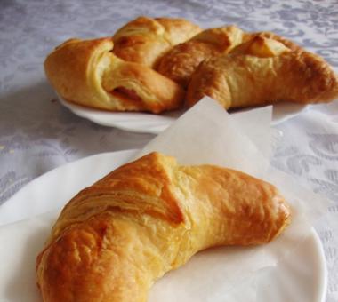 Croissanty (rogaliki) z kiełbasą, serem i papryką [PRZEPIS]