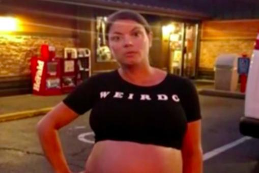 Kobieta w zaawansowanej ciąży wyrzucona z restauracji za ubiór.