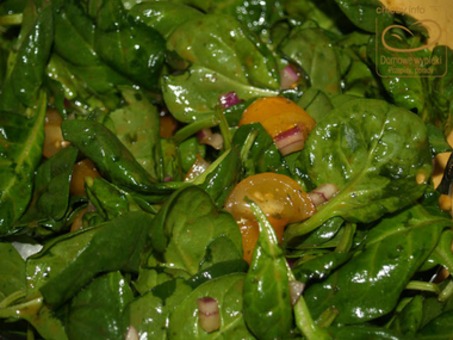 Smażony camembert z żurawiną na liściach szpinaku [PRZEPIS]