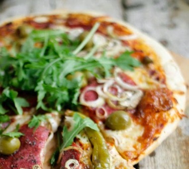 Pizza Primavera, idealna na rodzinny posiłek [PRZEPIS]
