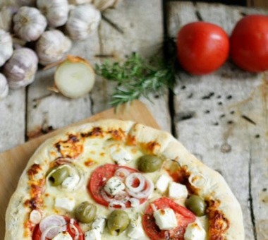 Pizza grecka z zawijanym serowym brzegiem [PRZEPIS]