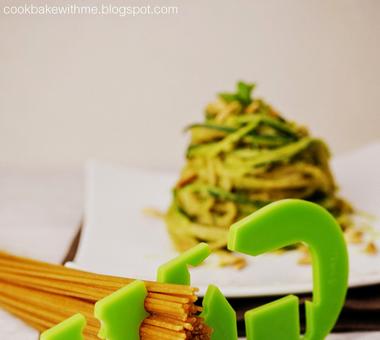 Spaghetti pełnioziarniste z cukinią i pesto bazyliowo awokadowym [PRZEPIS]