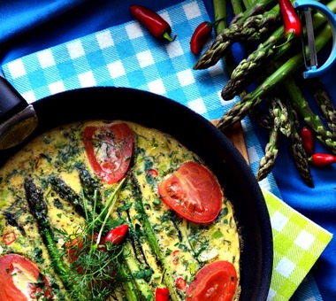 Śniadanie na zielono czyli omlet z zielonymi szparagami, cukinią i pomidorem! [PRZEPIS]
