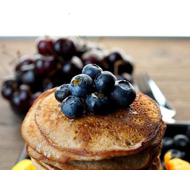Czekoladowe pancakes - propozycja na lekkie i zdrowe śniadanie [PRZEPIS]
