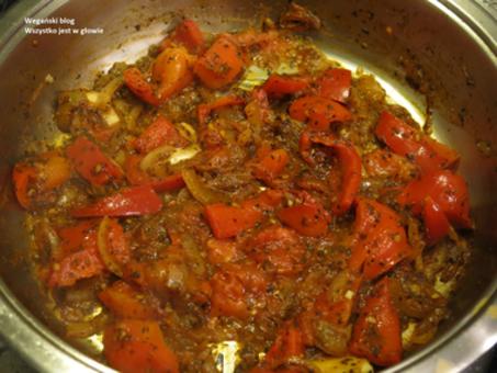 Szybki, pyszny sos do makaronu - pomidory, papryka i cebula! [PRZEPIS]