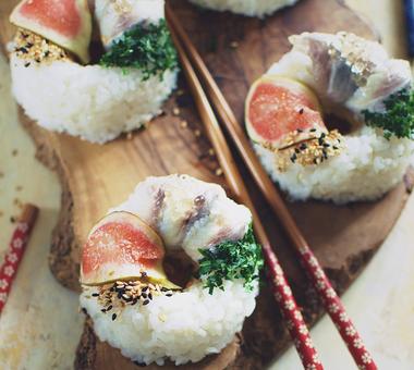 Oponki a'la sushi z marynowanym śledziem, figą i kawiorem balsamicznym! [PRZEPIS]