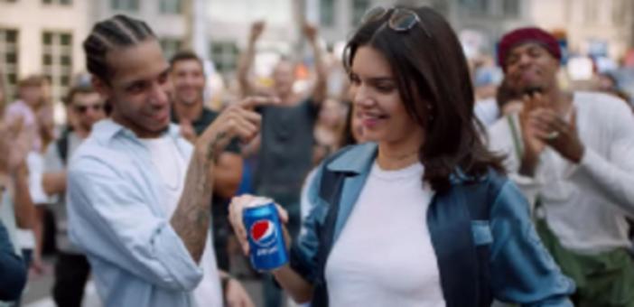 Kendall Jenner w nowej reklamie Pepsi - fani oburzeni! Co poszło nie tak?