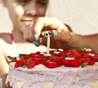 Tort urodzinowy czekoladowo-truskawkowy! [PRZEPIS]