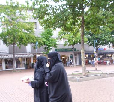Austria zakazała kobietom noszenia burek w miejscach publicznych.