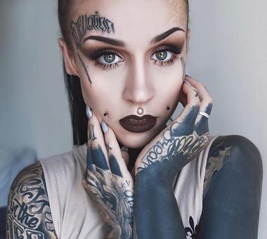 Tatuaże pokrywają większą część powierzchni jej ciała.
