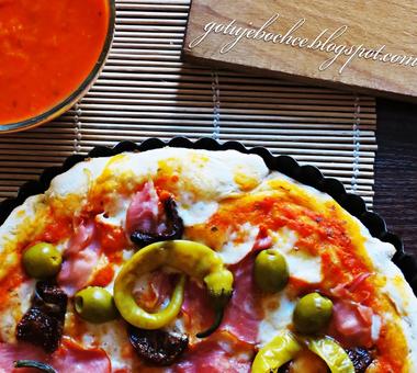 Pizza z oliwkami, suszonymi pomidorami, pepperoni i szynką parmeńską! [PRZEPIS]