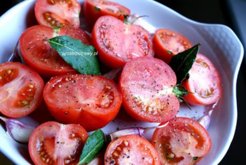 Pieczone pomidory - idealny dodatek do obiadu [PRZEPIS]