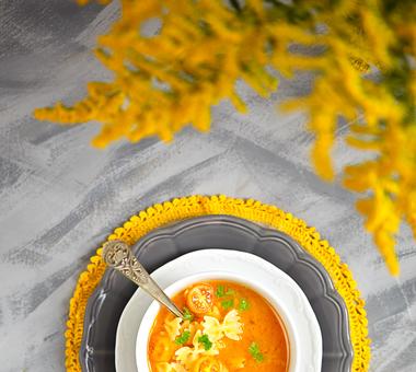 Zupa z soczewicą, świeżymi pomidorami, imbirem i makaronem! [PRZEPIS]
